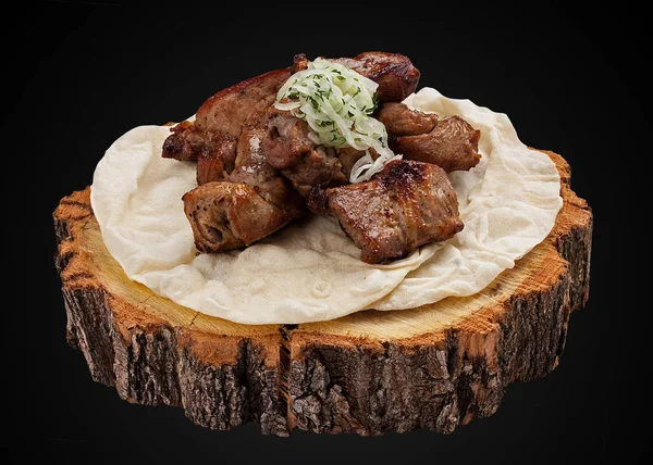 Kebab de lombo de porco em uma fatia de madeira — Fotografia de Stock