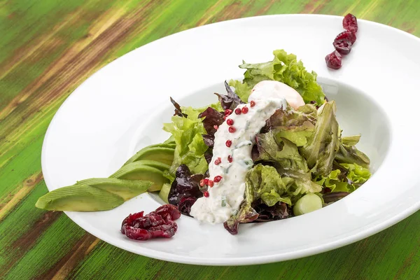 Ensalada con kino, aguacate y huevo escalfado — Foto de Stock