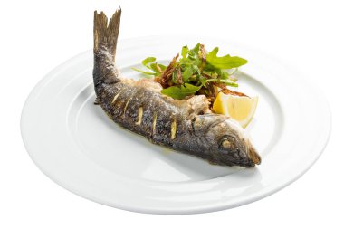 Uskumru limonla pişirilir. Beyaz arka planda