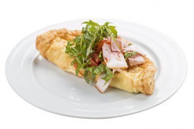 Beyaz bir arka plan üzerinde pastırma ve domates ile Frittata