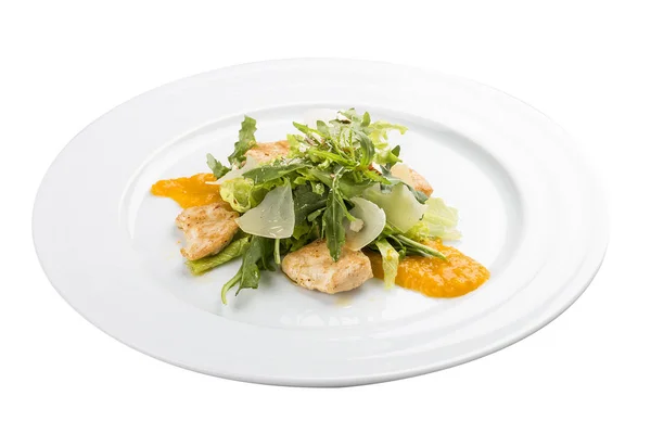 Salade avec poulet grillé et amandes. Sur fond blanc — Photo