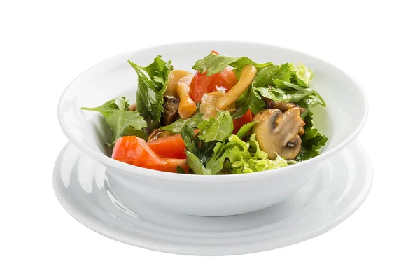 Insalata di verdure con funghi e verdi su uno sfondo bianco — Foto Stock