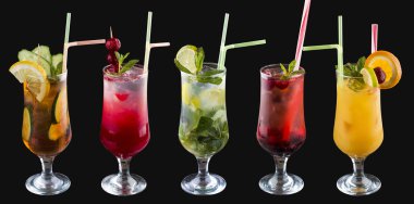 Bardakta bir dizi yaz soğuk içecekleri. Siyah arka planda