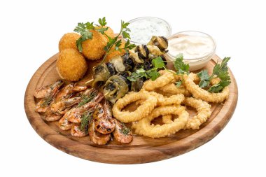 Çeşitli bira atıştırmalıkları. Peynir topları, midye ızgara, karides, kalamar halkaları.