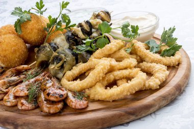 Çeşitli bira atıştırmalıkları. Peynir topları, midye ızgara, karides, kalamar halkaları.