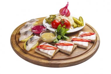 Votka için çeşitli atıştırmalıklar. Hardal ve yabanturpu ile Salo. Ev yapımı sebze turşusu. Patatesli ringa balığı. Rustik tahtada.