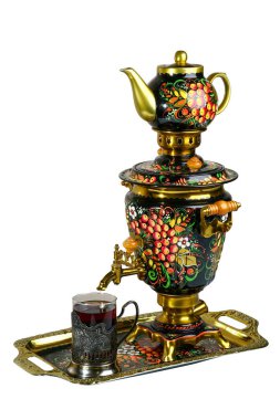 Metal Rus samovar, geleneksel süs eşyaları ve resimleri ile. Beyaz arka planda