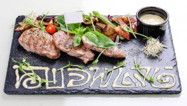 Kavrulmuş sebze ile domuz madalyonları