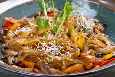 Shiitake mantar ile soya cam erişte