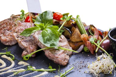 Kavrulmuş sebze ile domuz madalyonları