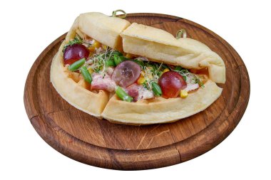 Yuvarlak Amerikan waffle beyaz bir arka plan üzerinde. Tavuk, fasulye ve üzüm ile doldurulmuş