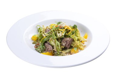 Tavuk ciğeri ile sıcak salata. Beyaz arka planda.