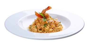 Somon lu makarna ve karides. Beyaz arka planda.