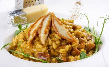 Beyaz arka planda mantarlı risotto.