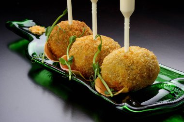 Koyu bir arka plan üzerinde orijinal dosyalama Peynir topları