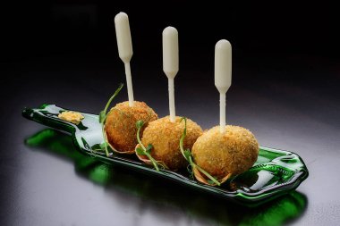 Koyu bir arka plan üzerinde orijinal dosyalama Peynir topları