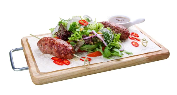 Jehněčí kebab se smíšeným salátem na dřevěné desce — Stock fotografie