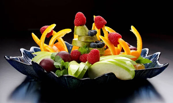 Fruktsallad på en mörk bakgrund. — Stockfoto