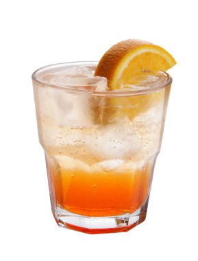 Beyaz arka planda Kokteyl Aperol Spritz