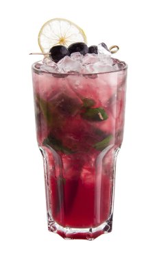 Beyaz arka plan üzerinde Kokteyl Mojito siyah frenk üzümü