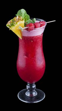 Siyah arka planda orijinal meyve kokteyli