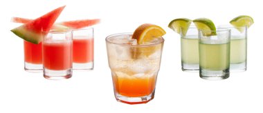 Beyaz arka planda orijinal meyve kokteyli