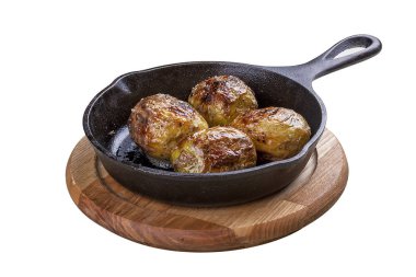 Tavada bütün patatesler pişirilir. Beyaz arka planda.