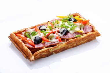 Beyaz arka planda Belçika waffle'ı. Salam, zeytin ve sebze dolması