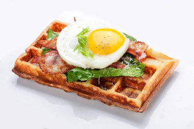 Beyaz arka planda Belçika waffle'ı. Jambon peynir ve brokoli ile doldurulmuş