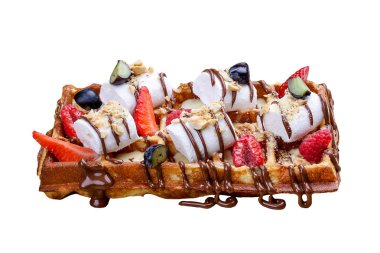 Beyaz arka planda Belçika tatlı waffle'ları. Çilek ve marshmallow ile doldurulmuş.