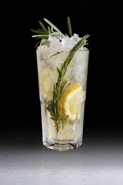 Karanlık bir arka planda orijinal kokteyller.