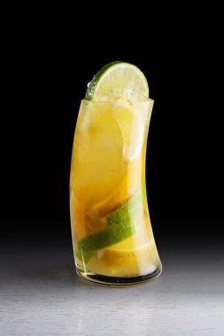 Karanlık bir arka planda orijinal kokteyller.