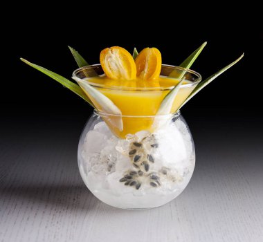 Karanlık bir arka planda orijinal kokteyller.