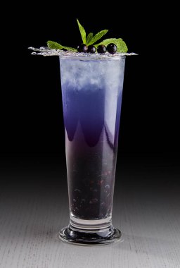 Karanlık bir arka planda orijinal kokteyller.