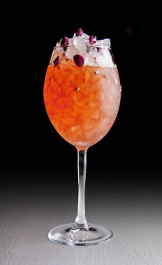 Karanlık bir arka planda orijinal kokteyller.