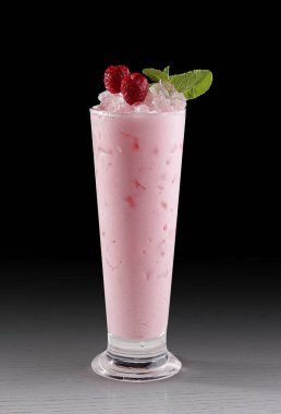 Karanlık bir arka planda orijinal kokteyller.