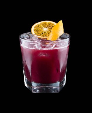 Karanlık bir arka planda orijinal kokteyller.