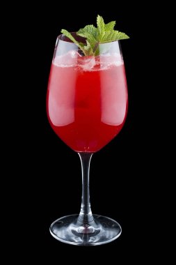 Karanlık bir arka planda orijinal kokteyller.