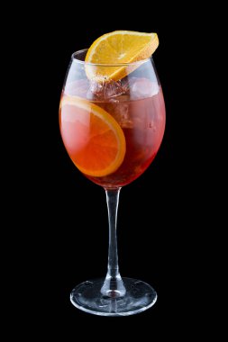 Karanlık bir arka planda orijinal kokteyller.