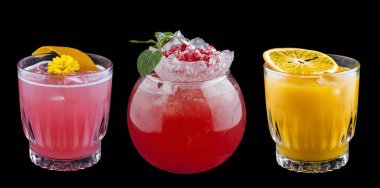 Karanlık bir arka planda orijinal kokteyller.