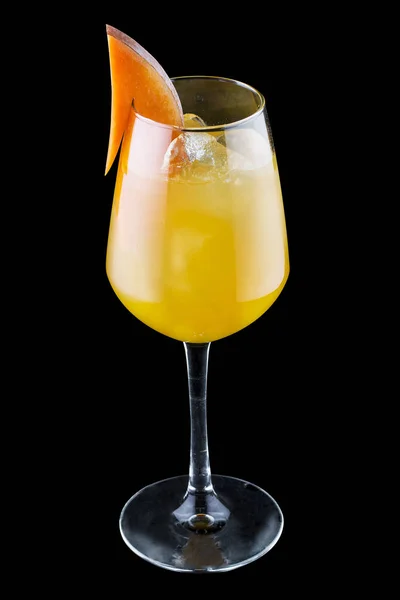 Cocktail met passievrucht en pompoen. Op donkere achtergrond — Stockfoto