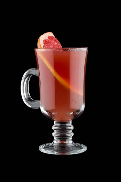 Hete Cranberry drinken met grapefruit. Sbiten. Russische traditionele keuken. Op donkere achtergrond. Warme drank. — Stockfoto