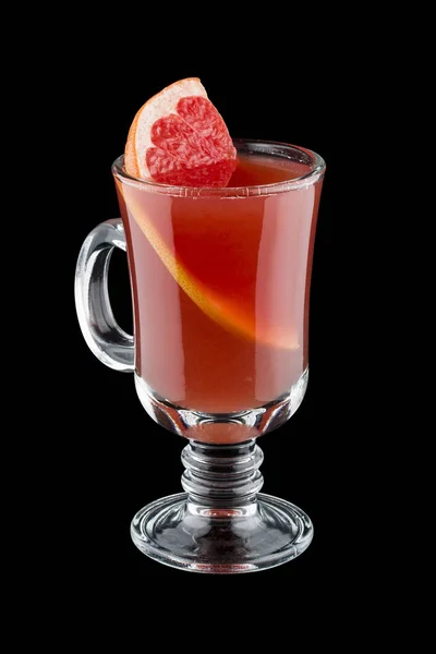 Hete Cranberry drinken met grapefruit. Sbiten. Russische traditionele keuken. Op donkere achtergrond. Warme drank. — Stockfoto