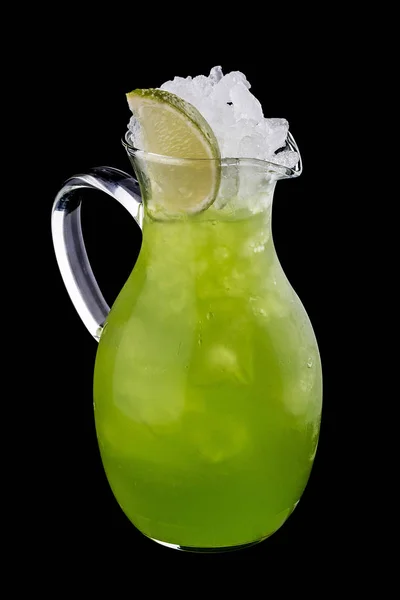 Лимонад з тарагоном у скляному глечику на темному фоні — стокове фото