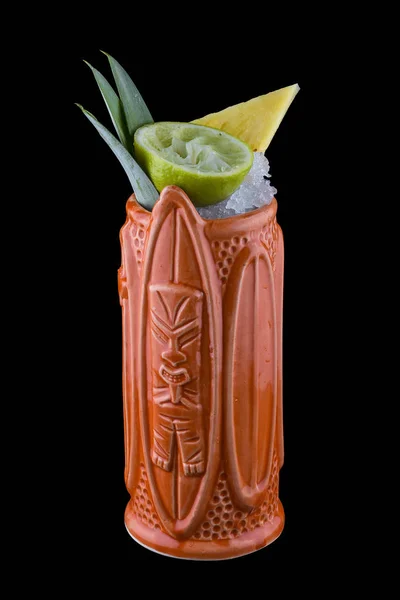Tropischer Cocktail in einem Keramikglas auf dunklem Hintergrund — Stockfoto