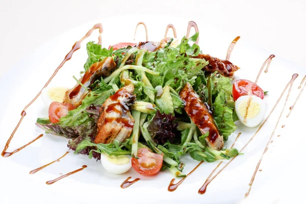 Salada com enguia defumada sobre fundo branco — Fotografia de Stock