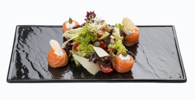 Salatalı somon füme rulosu. Beyaz arka planda.