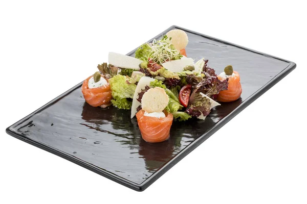 Rouleaux de saumon fumé avec salade. Sur fond blanc . — Photo