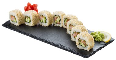 Domates, salatalık, salata ve fındık sosu ile suşi rulo. Vejetaryen yemek. Beyaz arka planda.