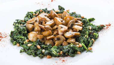 Ispanak kremalı kızarmış mantar. Vejetaryen yemek. Beyaz arka planda